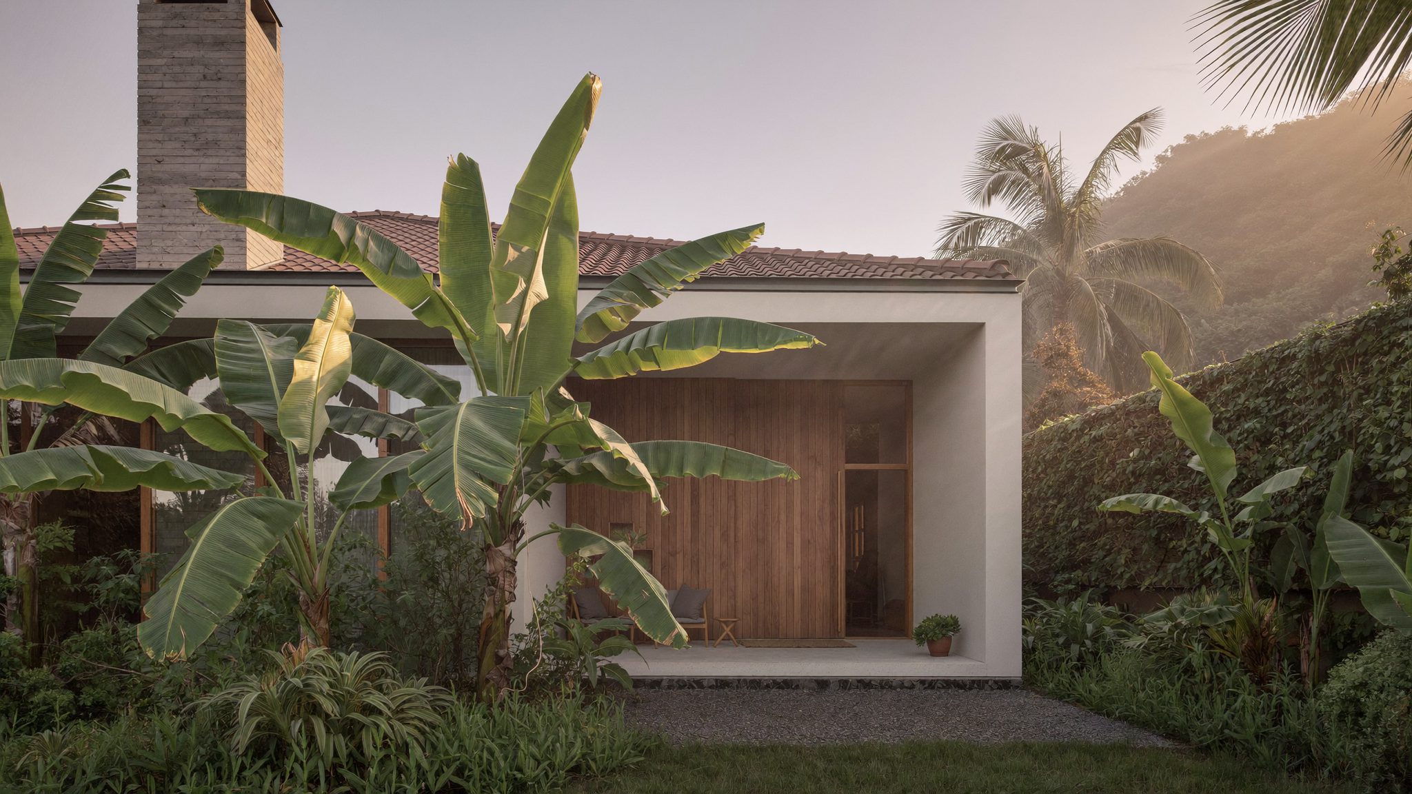 Tampak depan rumah bergaya Jawa dengan kabut pagi